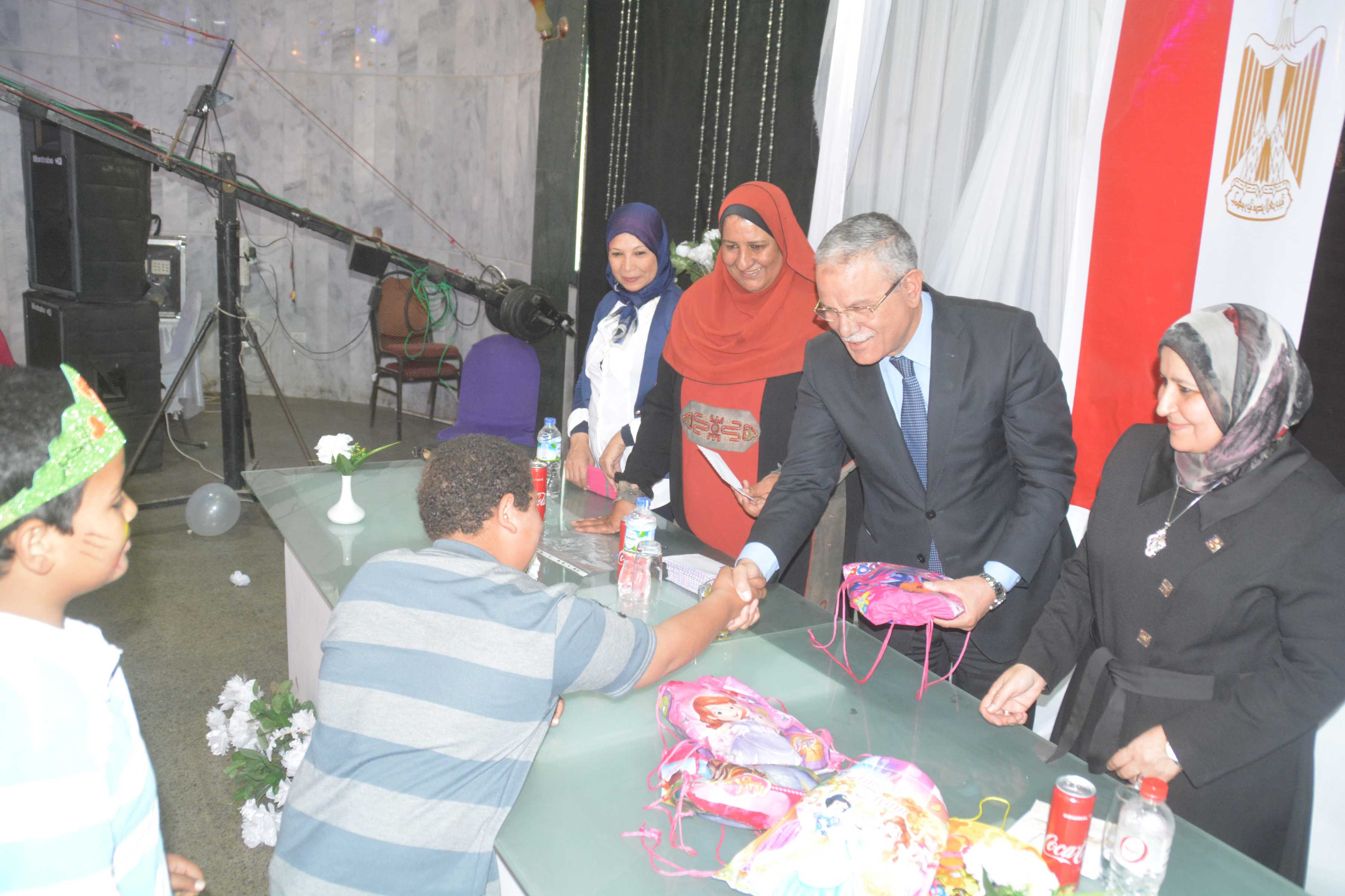 محافظ المنيا يشهد إحتفالية إحدى الجمعيات الخيرية بيوم اليتيم (8)