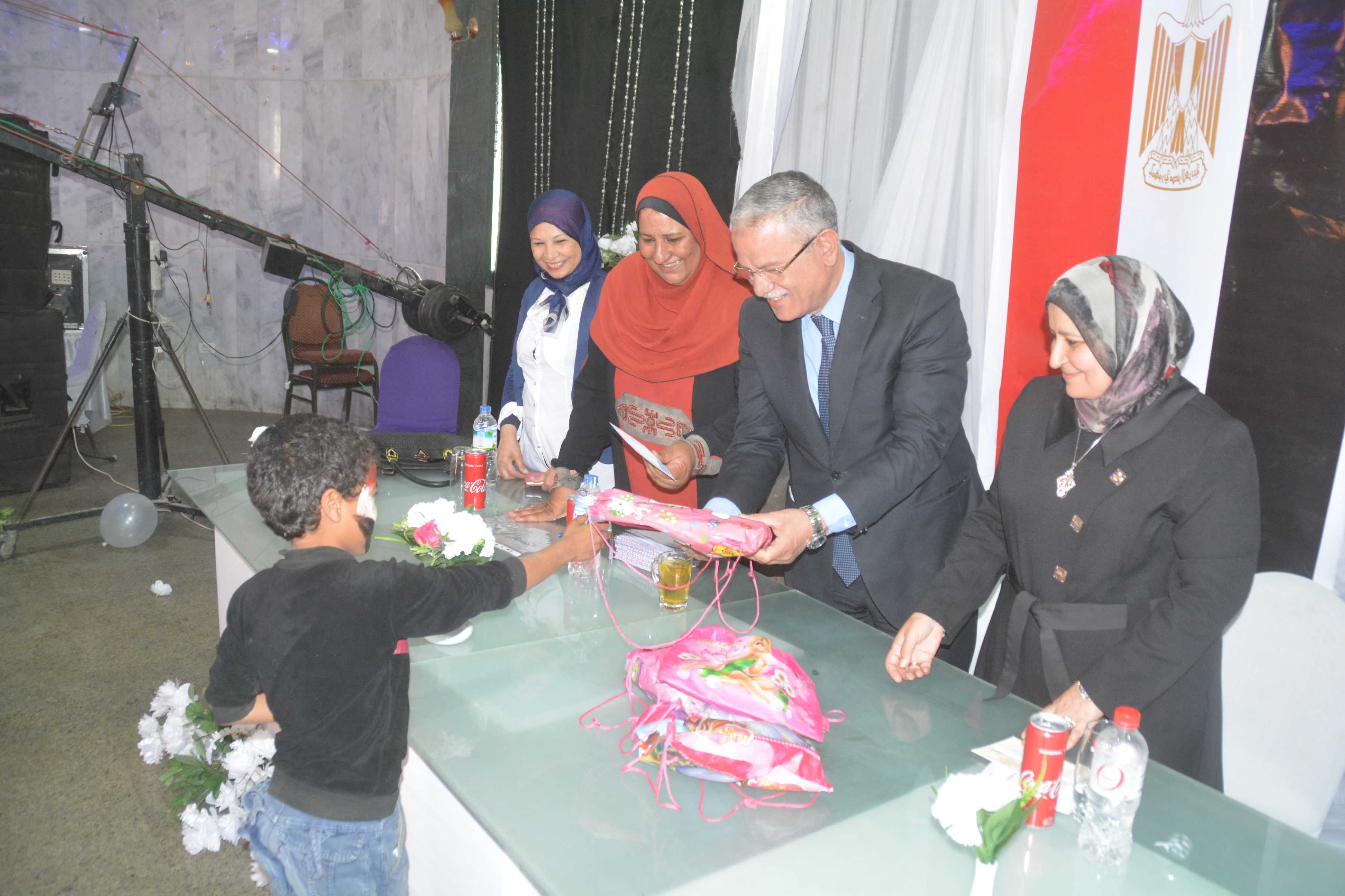 محافظ المنيا يشهد إحتفالية إحدى الجمعيات الخيرية بيوم اليتيم (7)