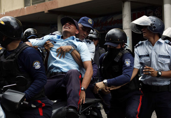 أحد عناصر الشرطة الفنزويلية أصيب خلال الاشتباكات