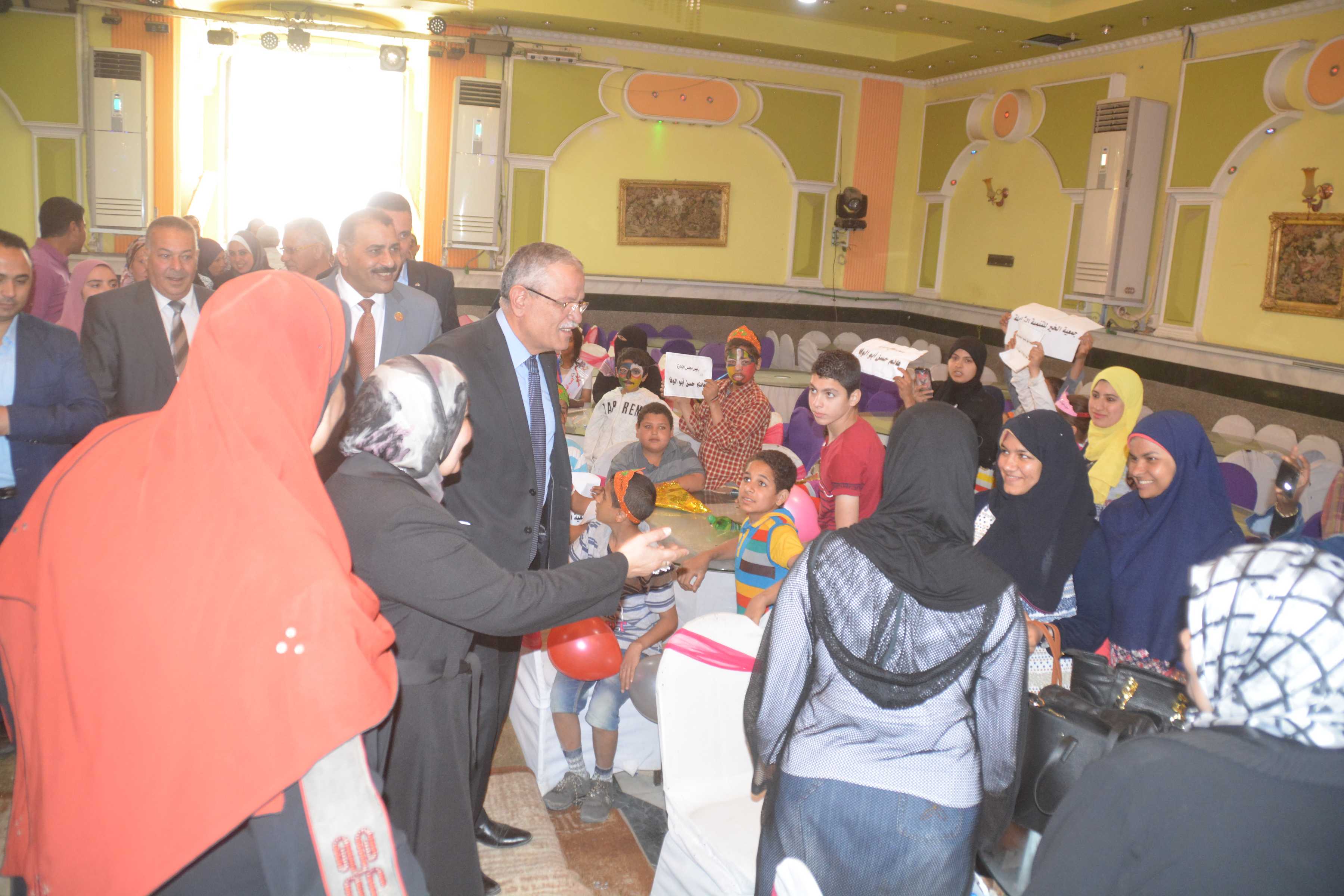 محافظ المنيا يشهد إحتفالية إحدى الجمعيات الخيرية بيوم اليتيم (2)
