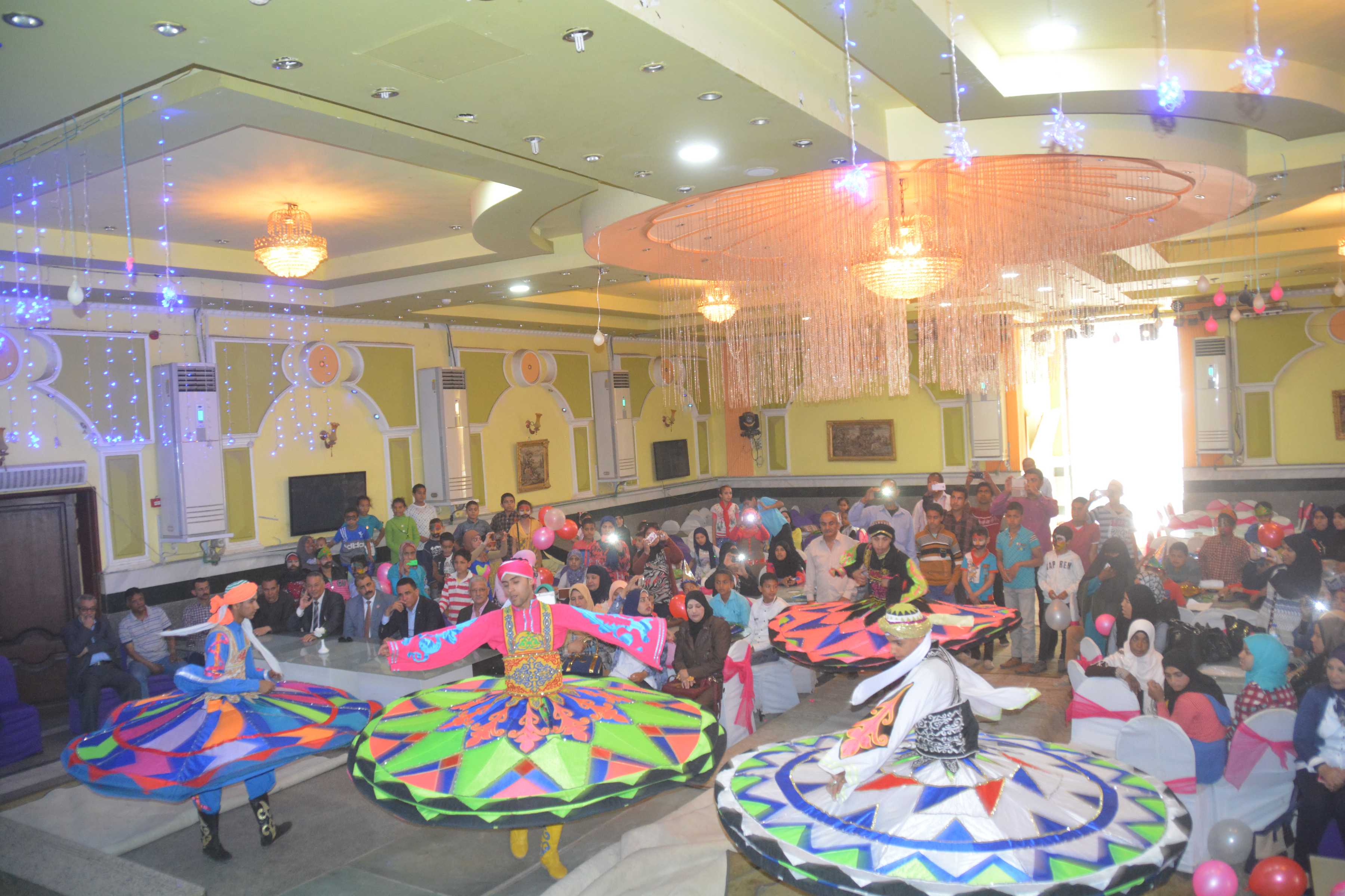 محافظ المنيا يشهد إحتفالية إحدى الجمعيات الخيرية بيوم اليتيم (4)