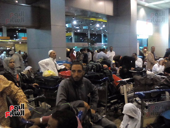 معتمرو الخطوط السعودية بمطار القاهرة