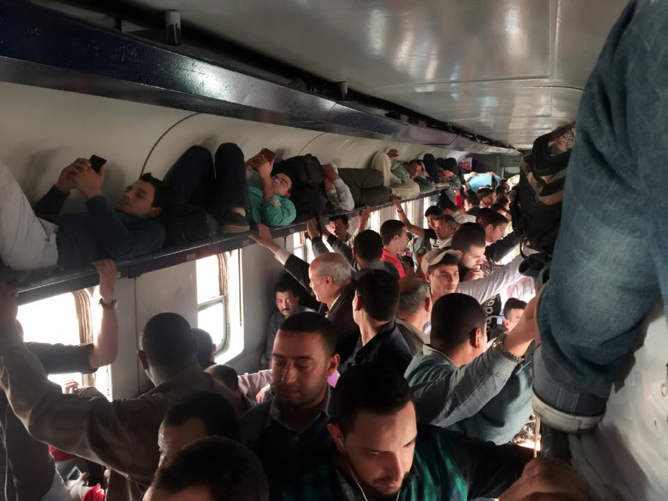 شكوى من التزاحم اليومى فى قطار القاهرة الإسكندرية
