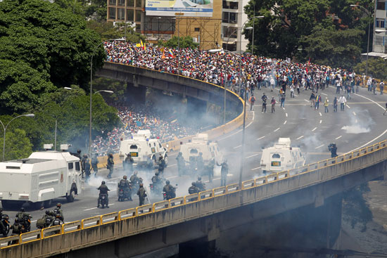 احتجاجات واسعة فى فنزويلا والأمن يسعى لتفريق المتظاهرين