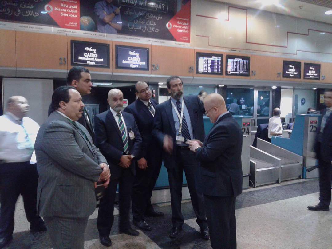 اللواء محمد كامل رئيس الشركة المصرية لخدمات الطيران يتفقد أزمة المعتمرين