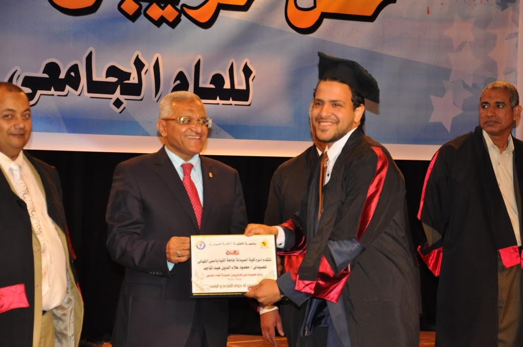 رئيس جامعة المنيا يكرم أحد الطلاب