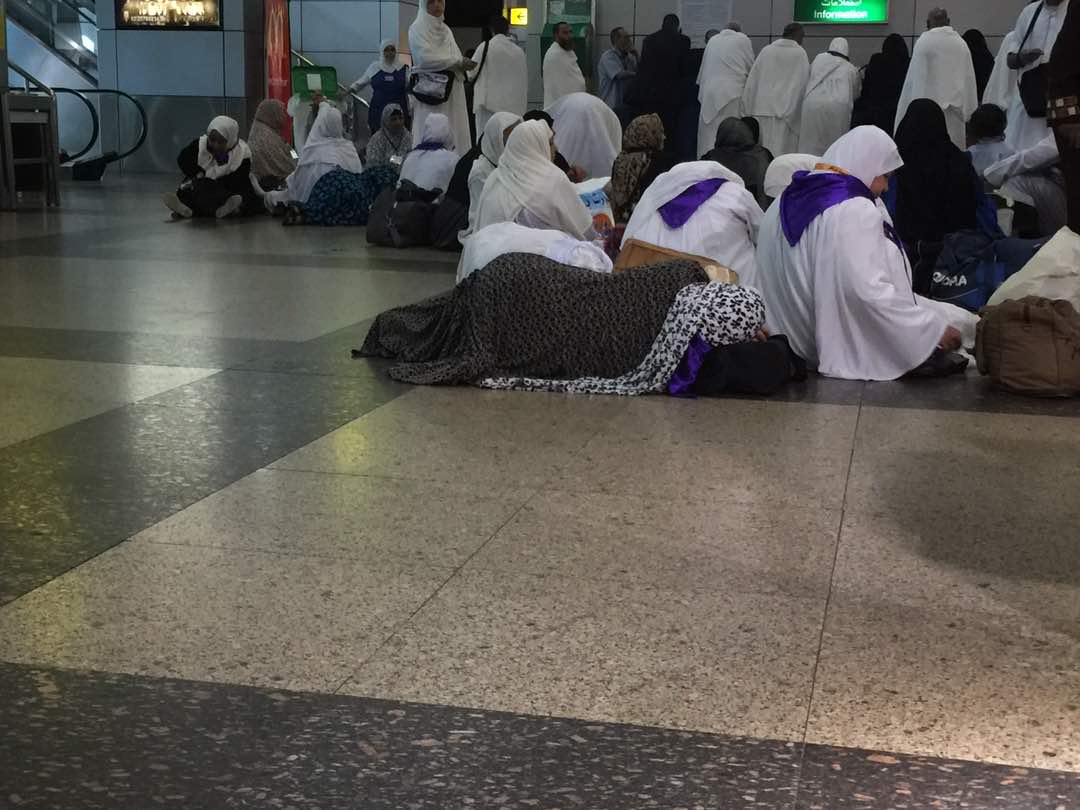 المتعمرين يتكدسون بصالة مطار القاهرة الدولي