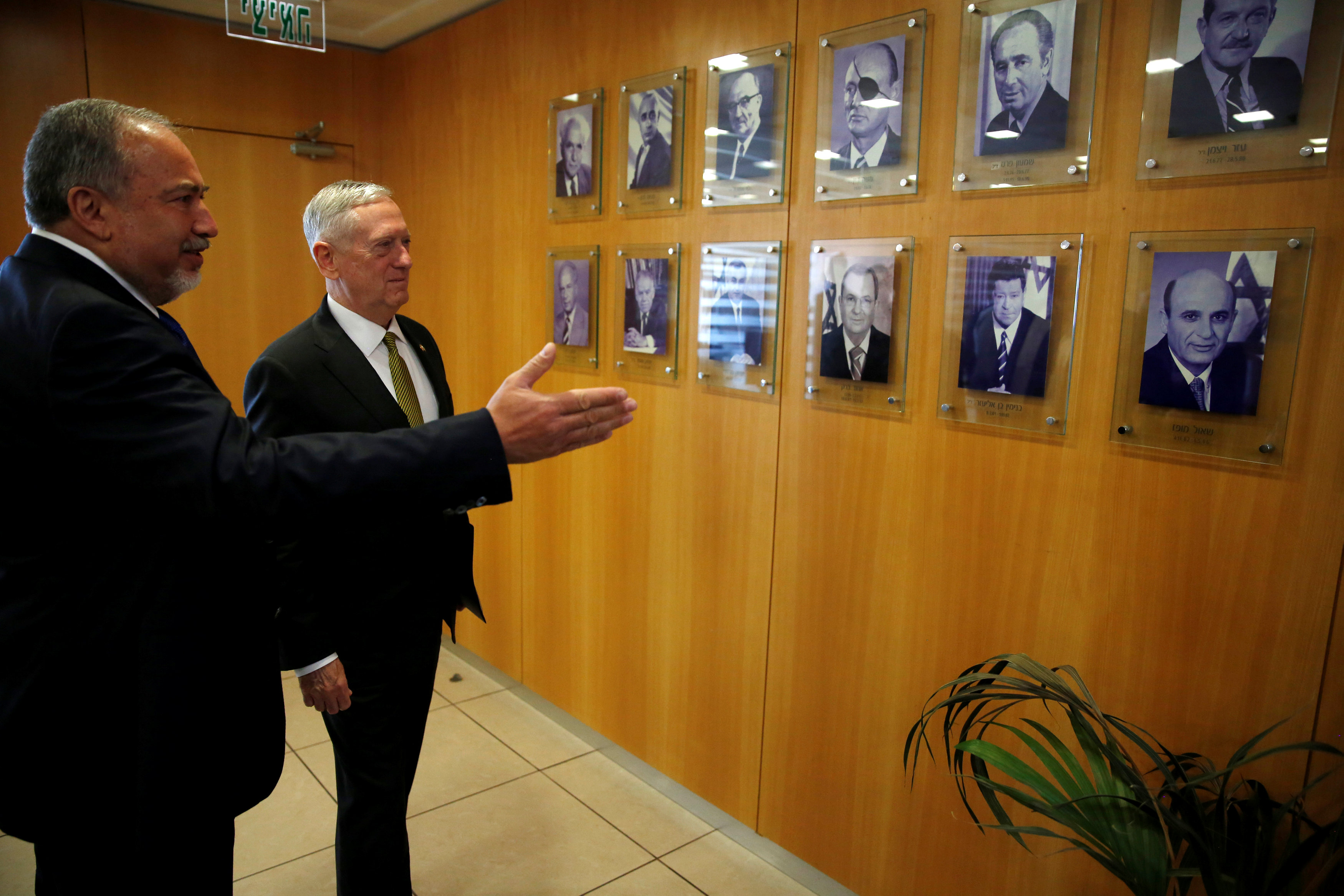 وزير الدفاع الأمريكى يشاهد صور وزراء دفاع إسرائيل السابقين