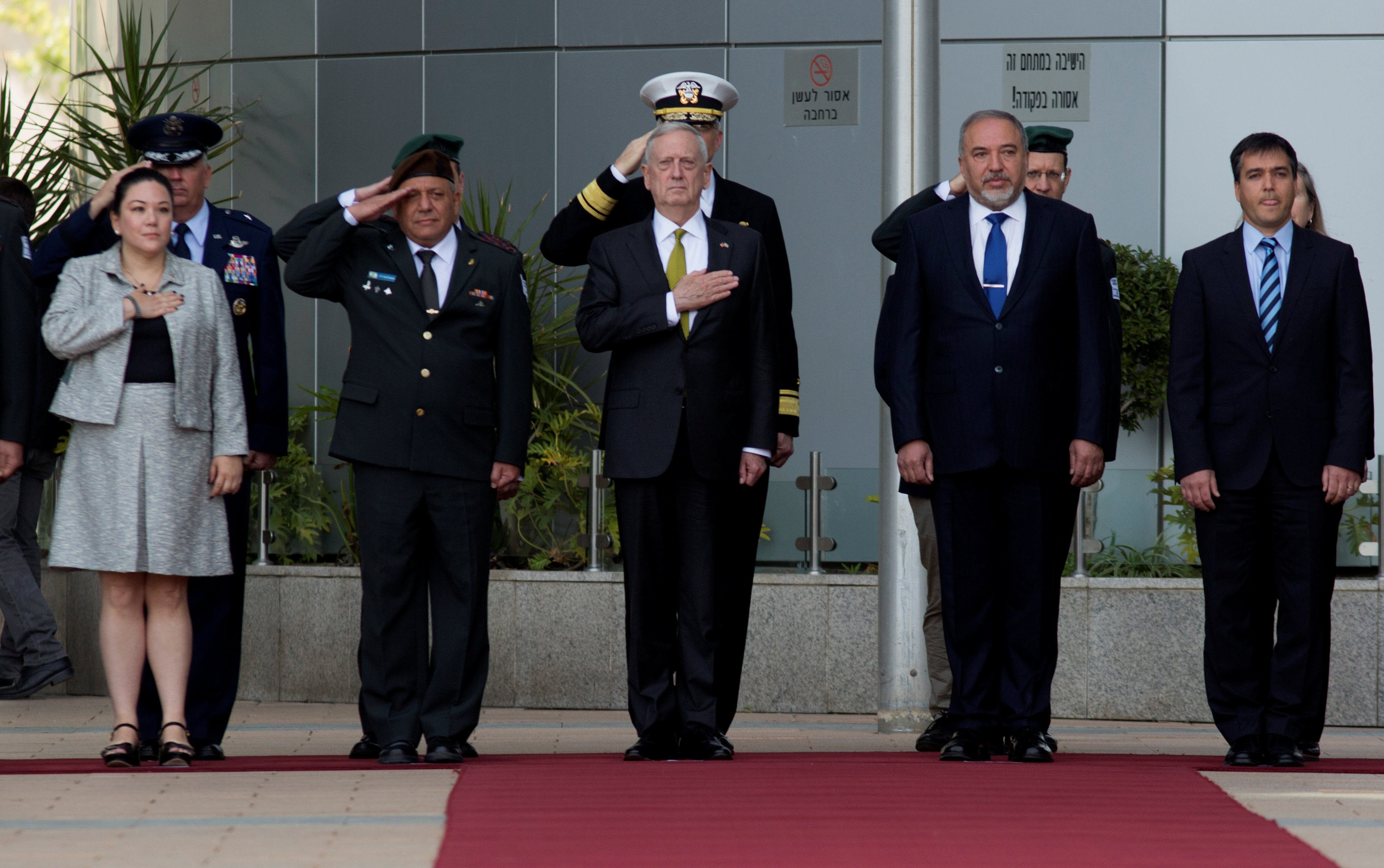 وزيرا دفاع أمريكا وإسرائيل يؤديان تحية علم الدولتين