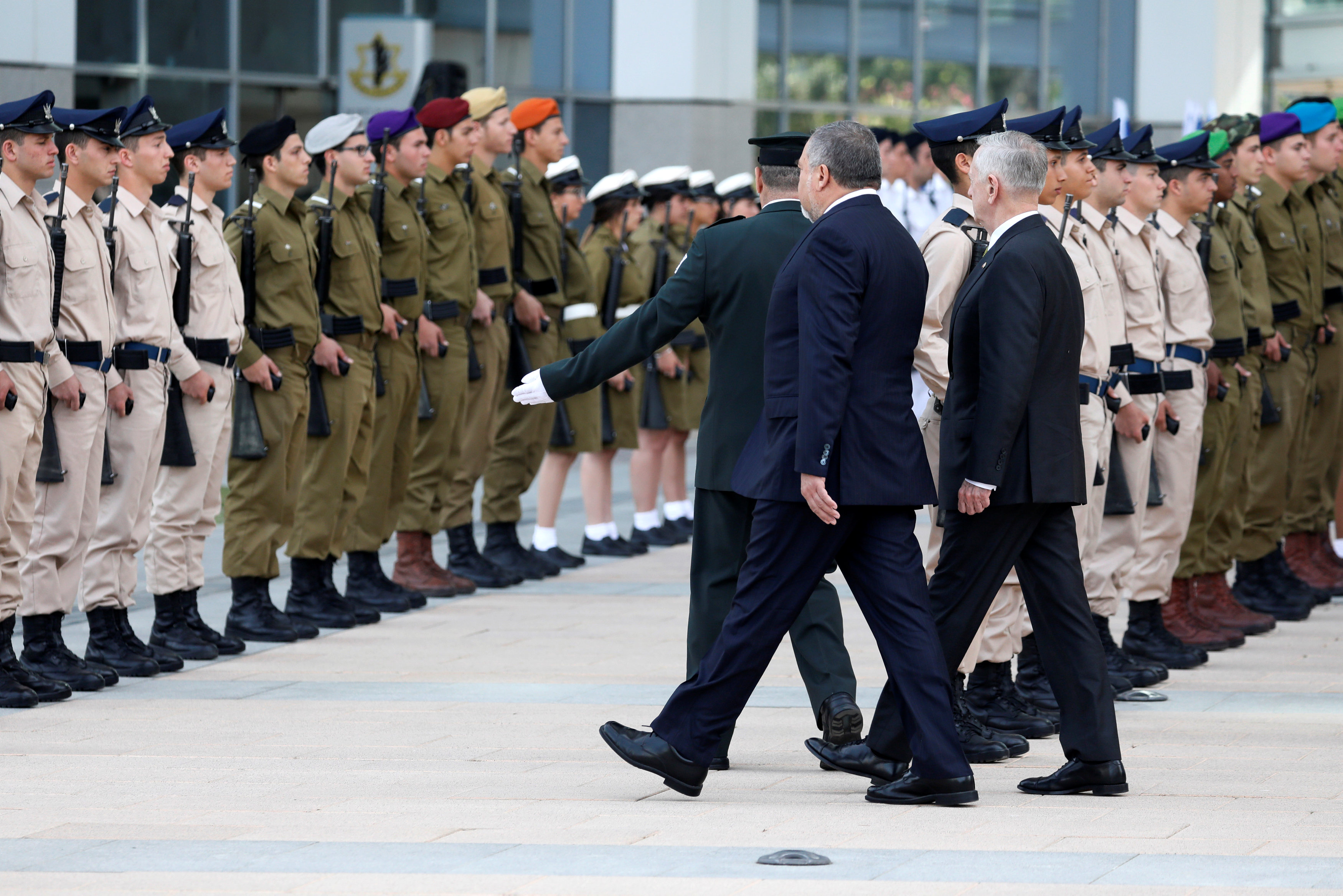 وزيرا دفاع أمريكا وإسرائيل يستعرضان حرس الشرف