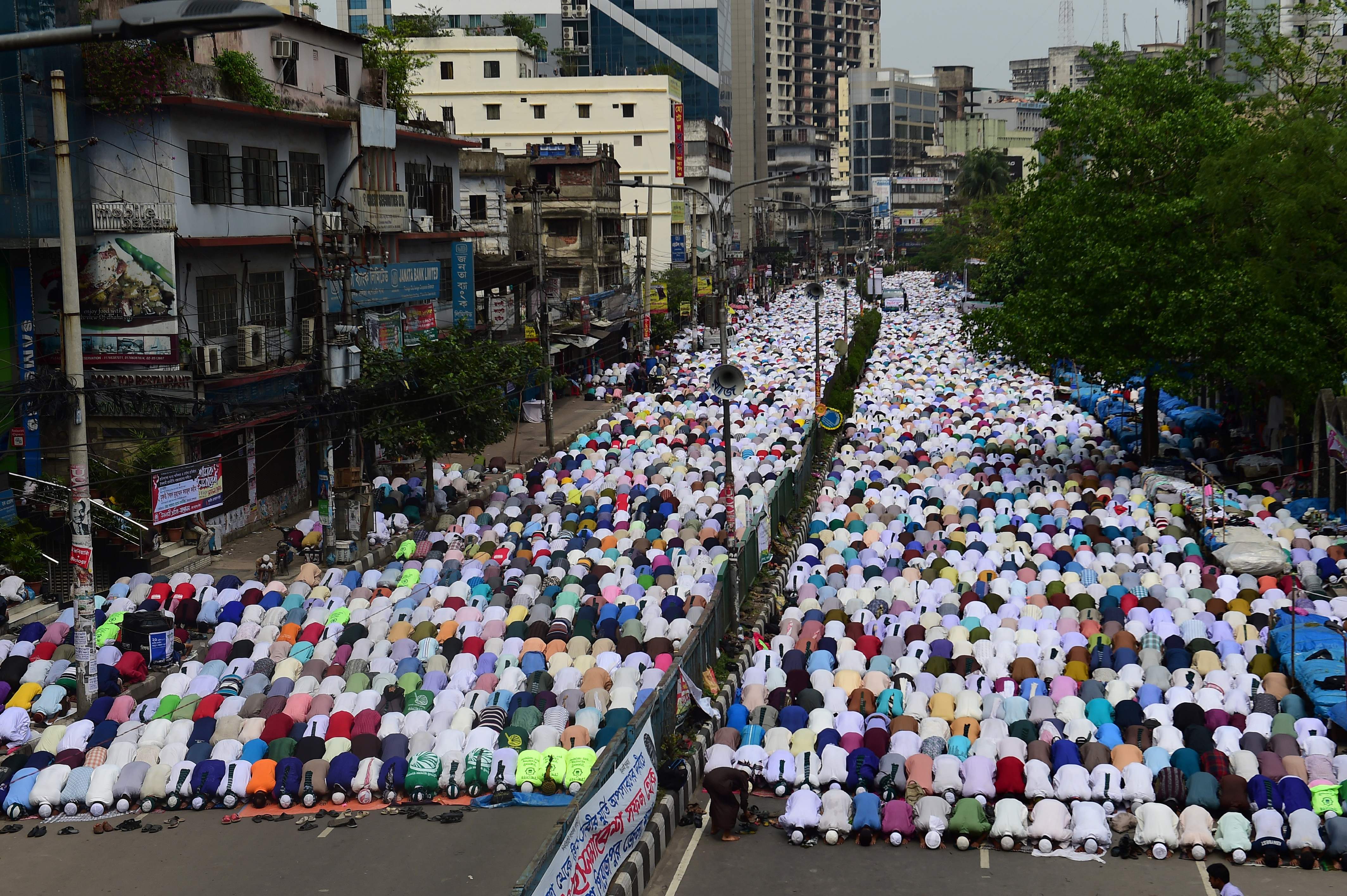 صلاة الجمعة قبل المشاركة في مظاهرات دكا