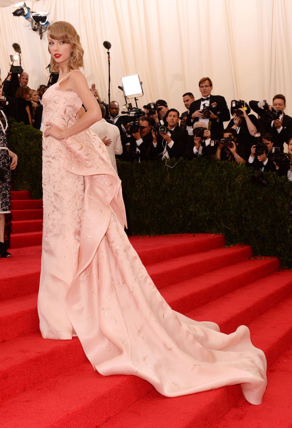 الفنانة تايلور سويفت بفستان من Oscar de la Renta عام 2014 الفنانة تايلور سويفت بفستان من Oscar de la Renta عام 2014