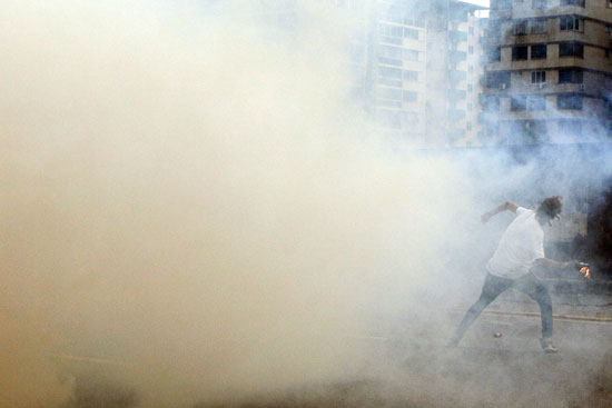 الغاز المسيل للدموع بمحيط الاشتباكات
