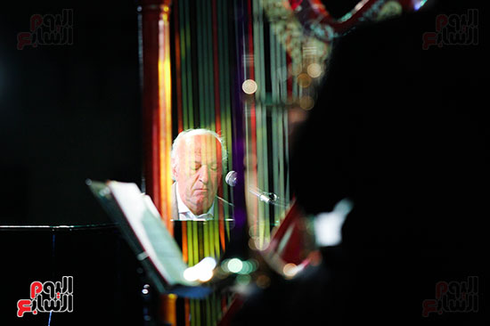 عمر خيرت يعزف أروع مقطوعاته الموسيقية فى حفل جامعة عين شمس (30)