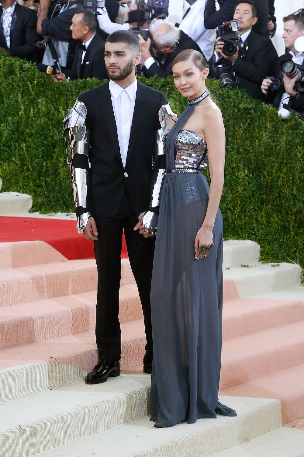 زين مالك وإطلالة من فرزاتشى مع جىجى حديد بفستان من Tommy Hilfiger عام 2016 زين مالك وإطلالة من فرزاتشى مع جىجى حديد بفستان من Tommy Hilfiger عام 2016