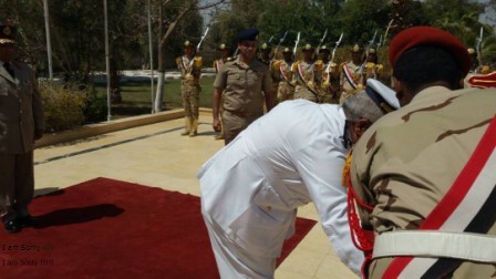 قائد المنطقة الجنوبية العسكرية يضع إكليل زهور على قبر الجندى المجهول (1)