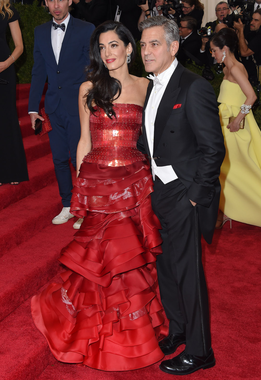 أمل علم الدين بفستان من تصميم John Galliano وجورج كلونى فى الحفل عام 2015 أمل علم الدين بفستان من تصميم John Galliano وجورج كلونى فى الحفل عام 2015