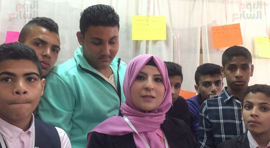 الدكتورة نسرين الفار مع الطلبة