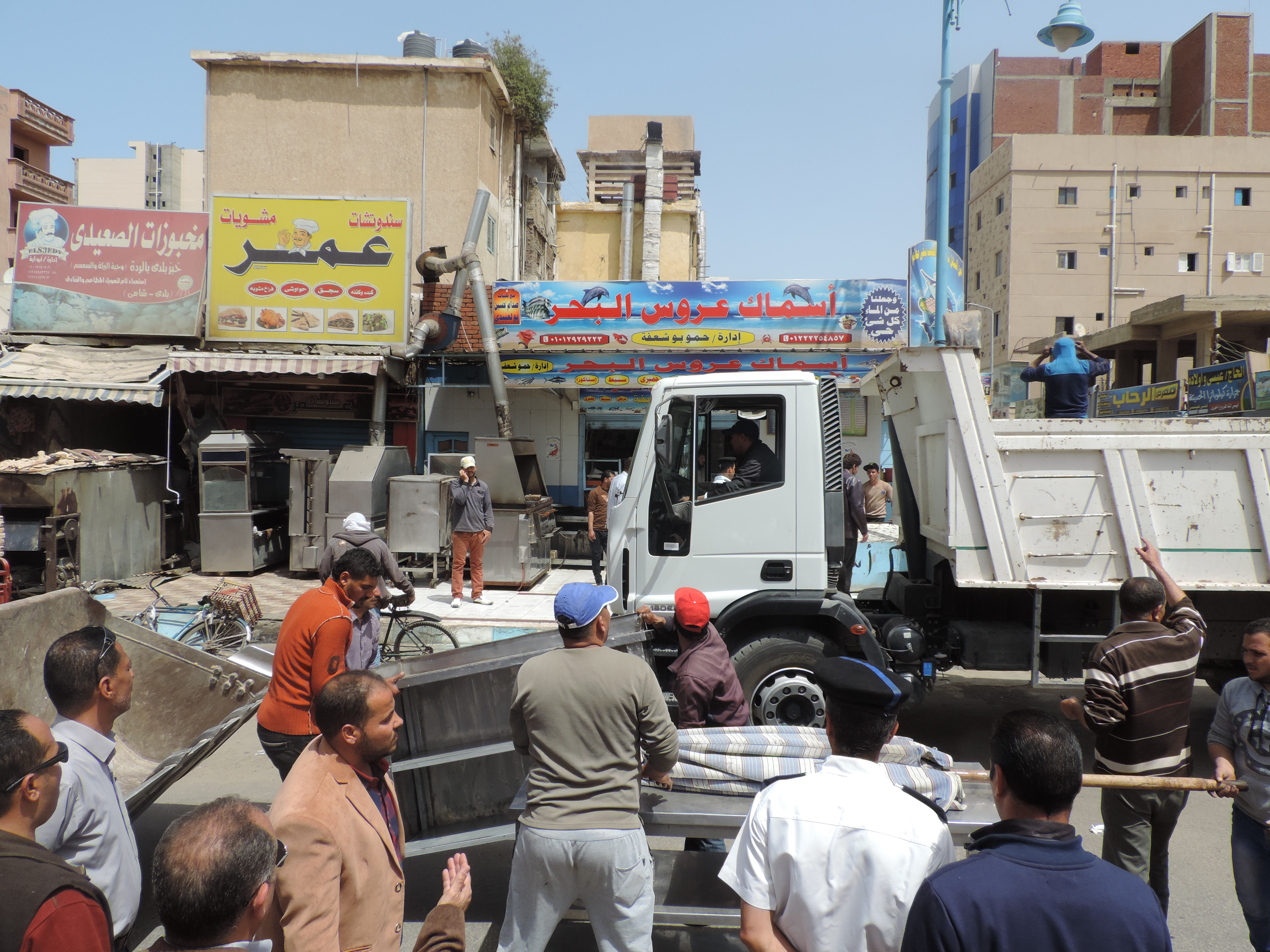 إزالة الإشغالات والتعديات بوسط مدينة مرسى مطروح  (1)