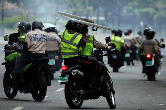 قوات الشرطة الفنزويلية تطارد المحتجين