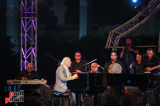عمر خيرت يعزف أروع مقطوعاته الموسيقية فى حفل جامعة عين شمس (24)