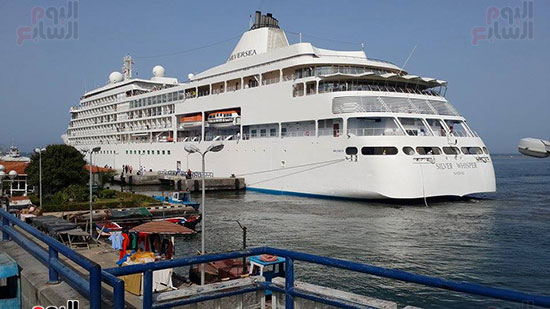 السفينة برصيف الميناء السياحي