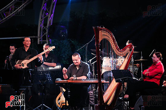 عمر خيرت يعزف أروع مقطوعاته الموسيقية فى حفل جامعة عين شمس (27)