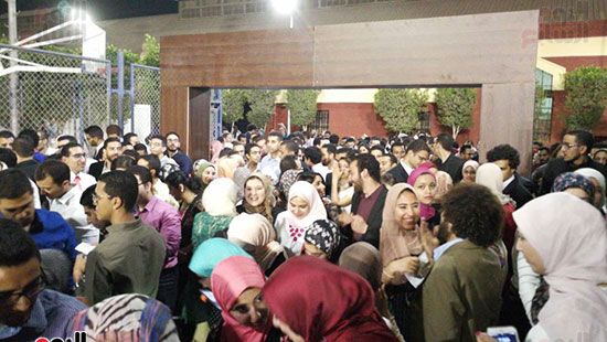 إجراءات أمنية بـهندسة عين شمس قبل بدء حفل الموسيقار عمر خيرت (2)
