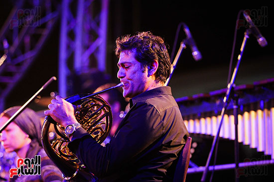 عمر خيرت يعزف أروع مقطوعاته الموسيقية فى حفل جامعة عين شمس (17)