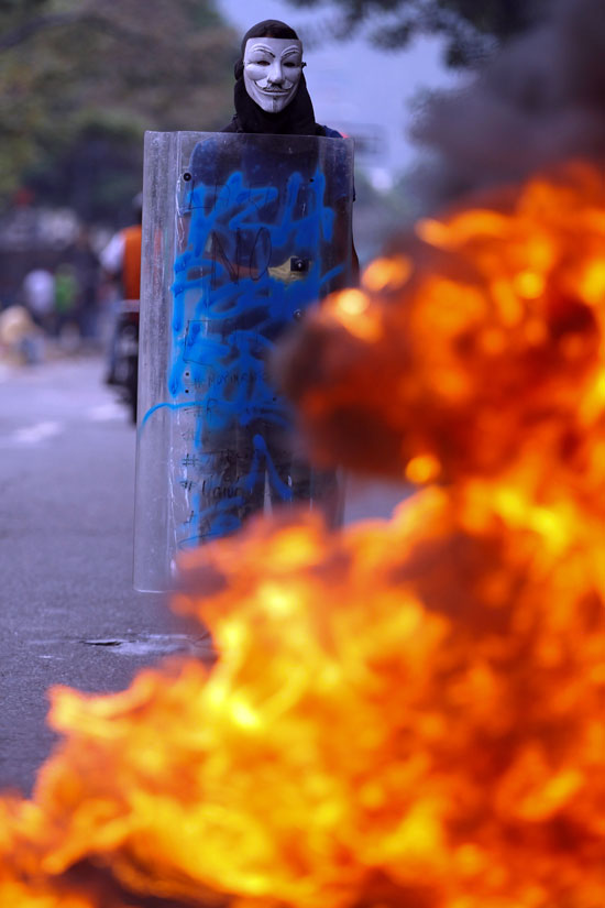 المحتجون يشعلون النيران