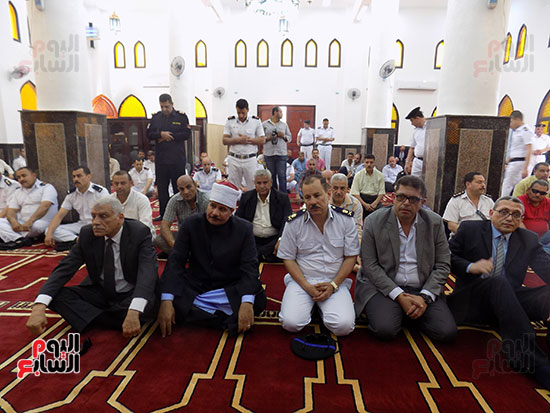 اللواء محمود عيس سكرتير عام المحافظة اثناء اداء الصلاة الجمعة بمسجد الشهيد