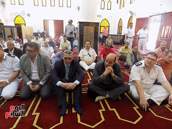  سكرتير عام المحافظة ونائب مدير امن جنوب سيناء اثناء افتتاح مسجد الشهيد