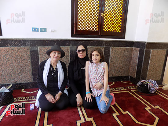 زوجة الشهيد وابنته وابنه عم الشهيد داخل المسجد