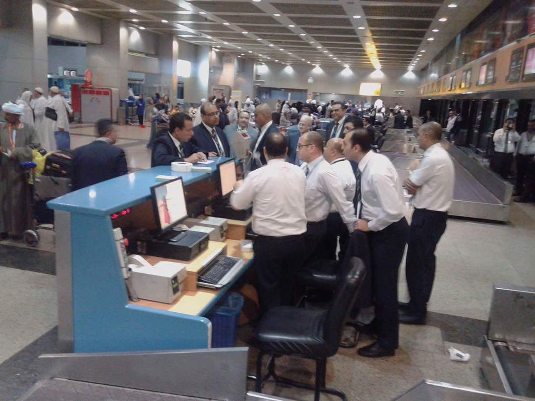 اللواء محمد كامل رئيس الشركة المصرية لخدمات الطيران خلال تفقده صالة المطار