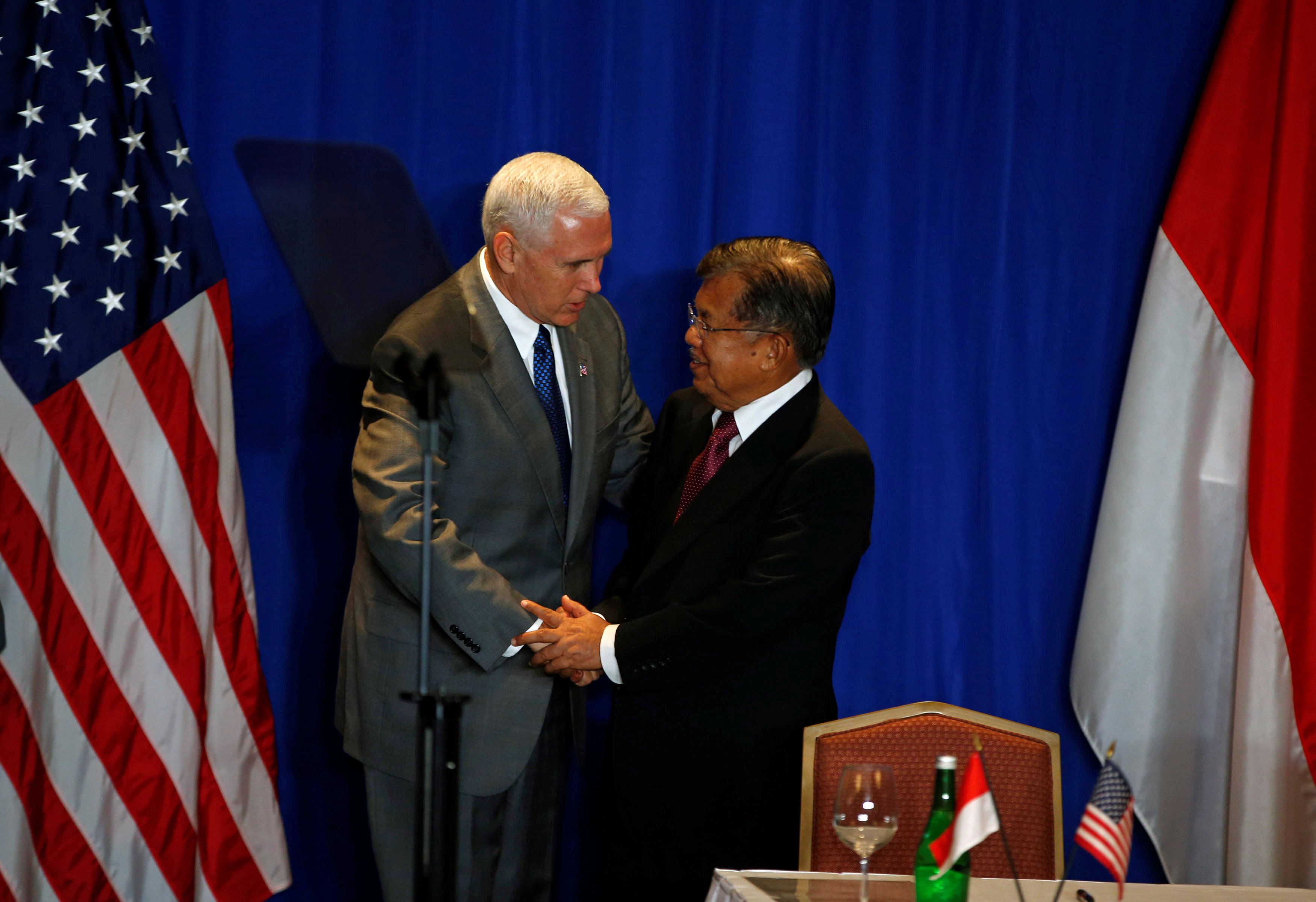 مصافحة بين نائبا رئيسا أمريكا وإندونيسيا