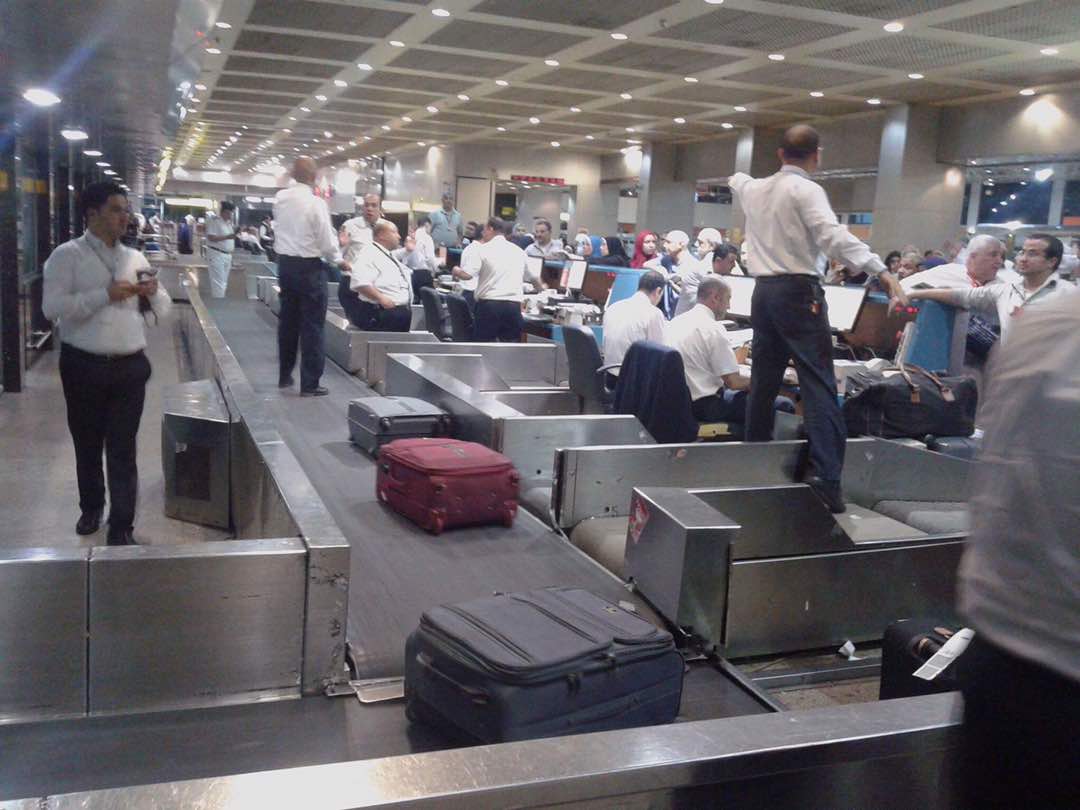 اللواء محمد كامل رئيس الشركة المصرية لخدمات الطيران خلال تفقده صالة المطار