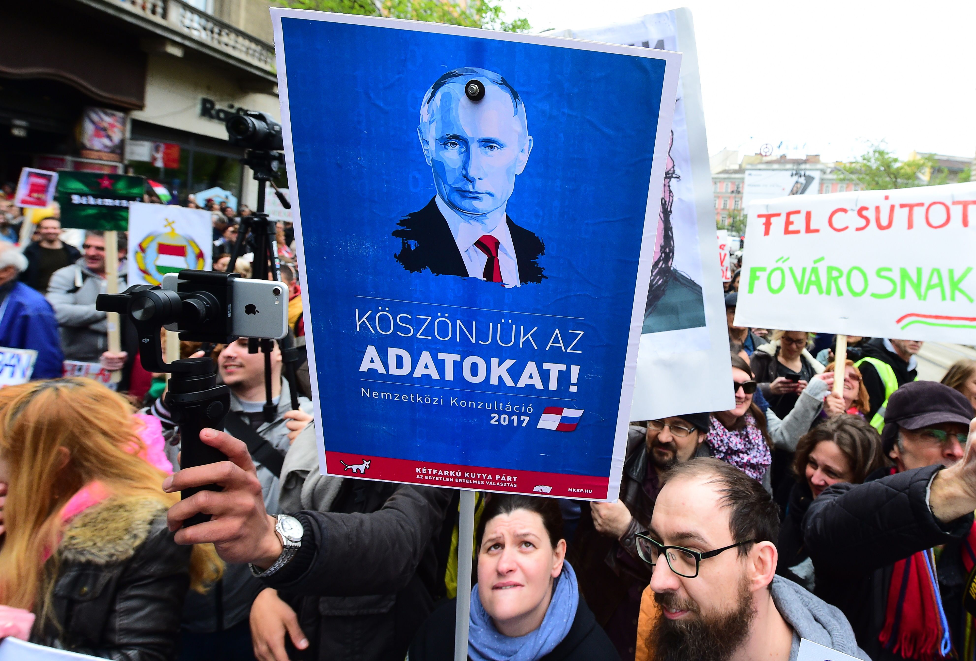 متظاهر يرفع صورة للرئيس الروسى