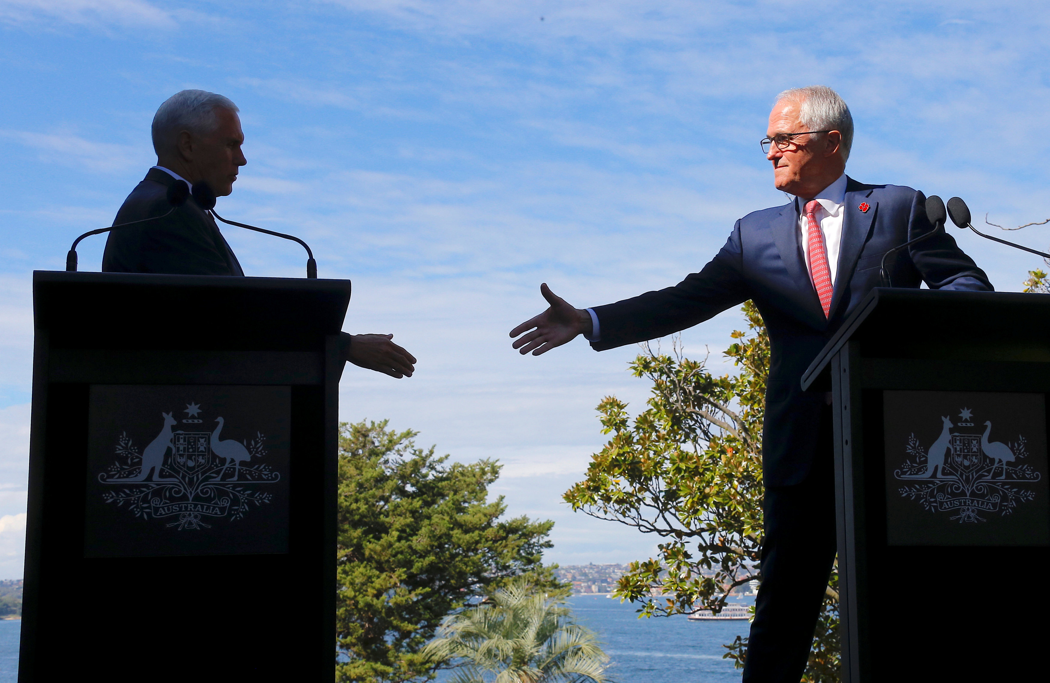 مايك بنس خلال مؤتمر صحفى مشترك مع رئيس الوزراء الاسترالى مالكولم ترنبول