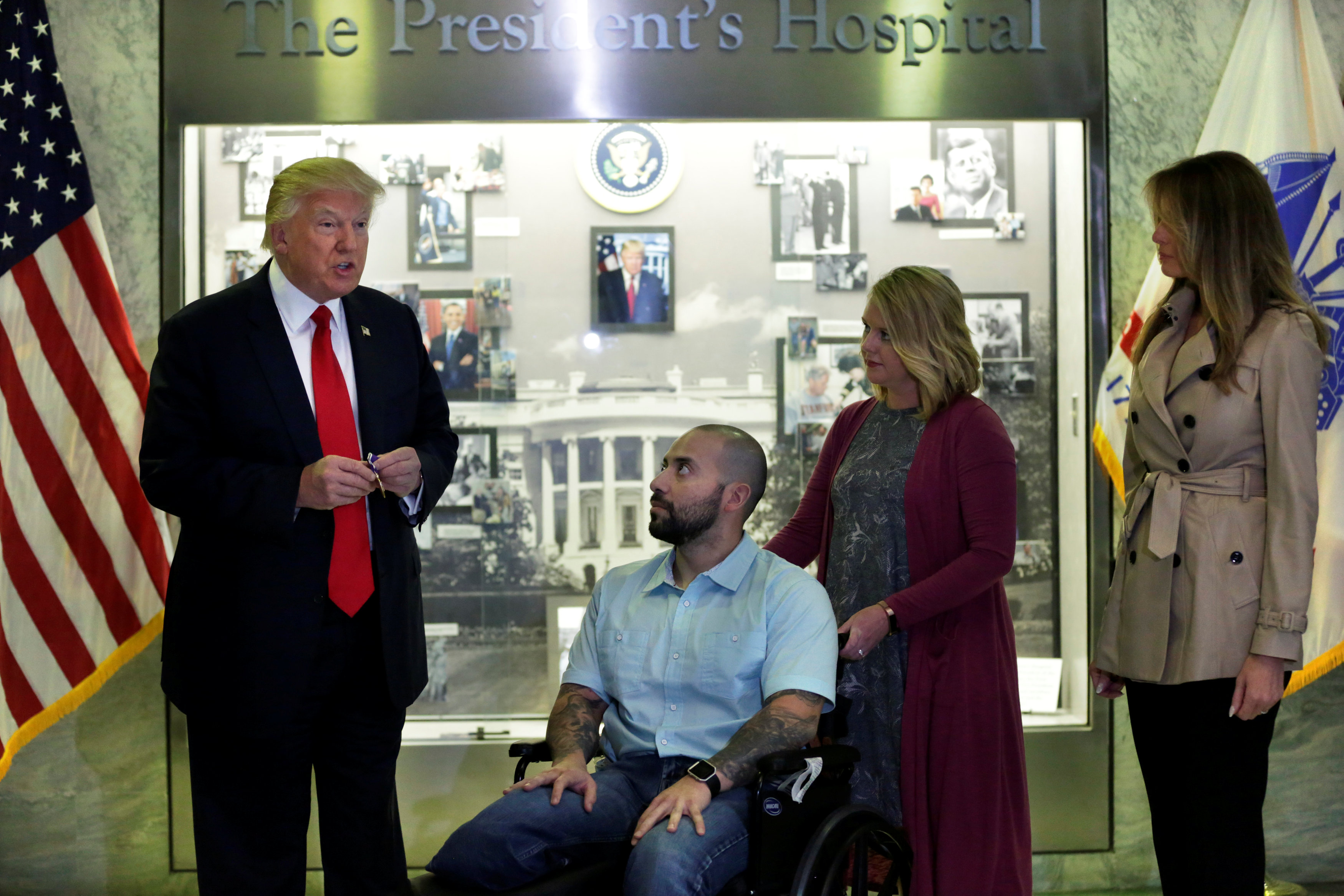 ترامب بصحبة زوجته فى زيارة للجنود الأمريكيين المصابين