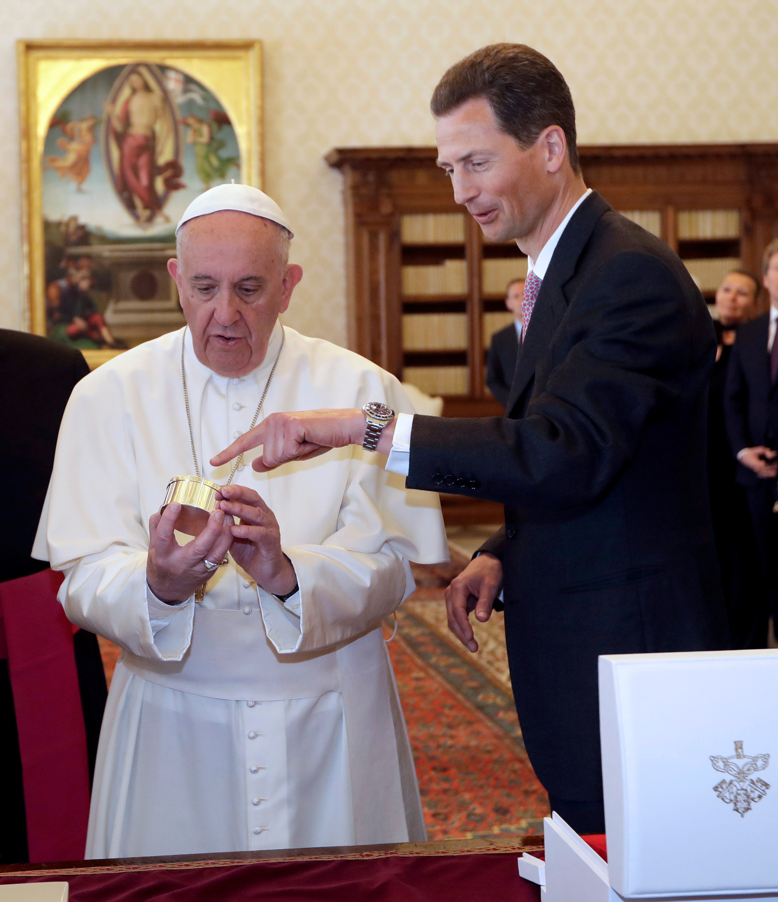 البابا فرانسيس يتبادل الهدايا مع ولي العهد الويس
