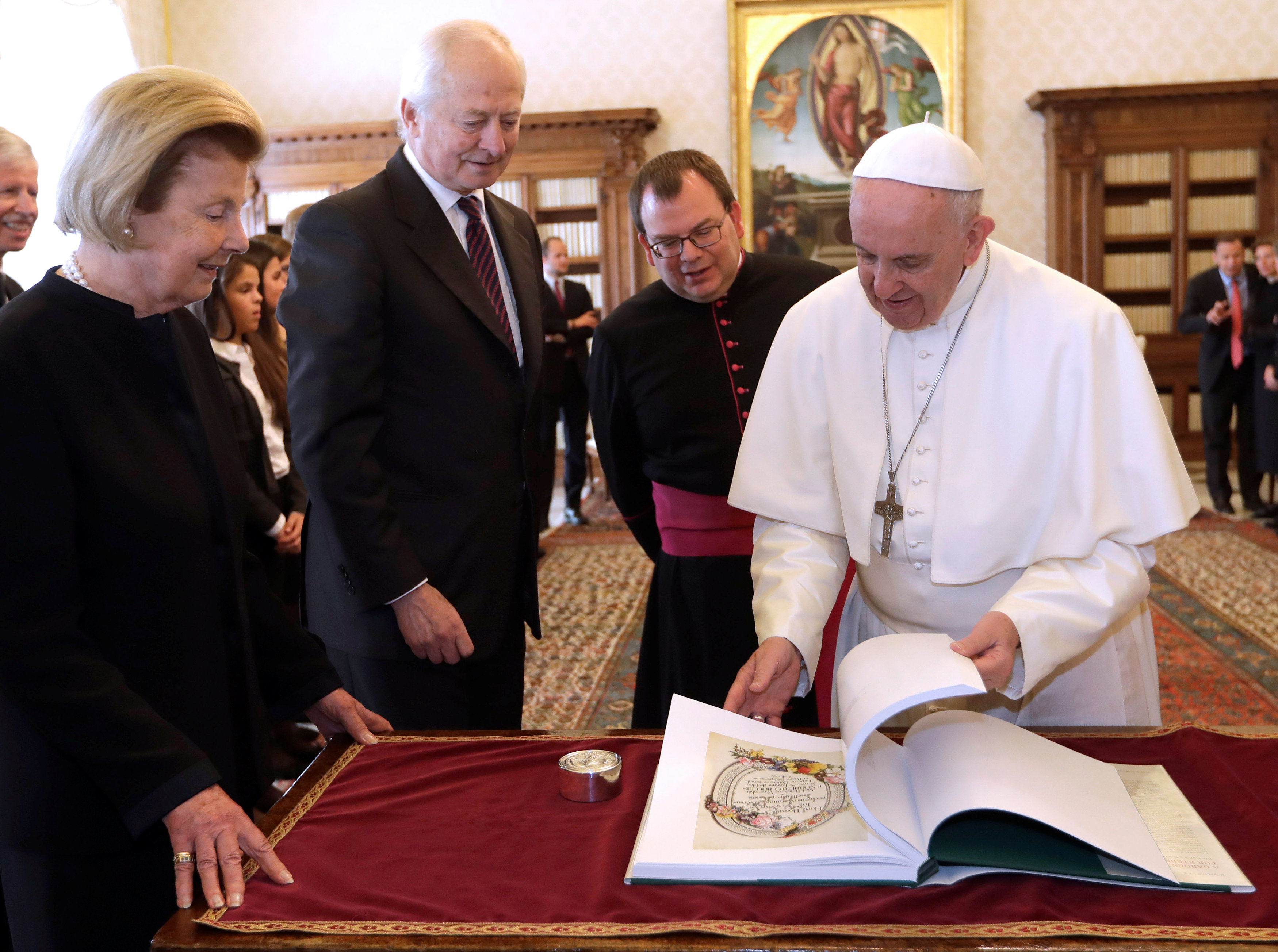 البابا فرانسيس يتبادل الهدايا مع الأمير هانز آدم