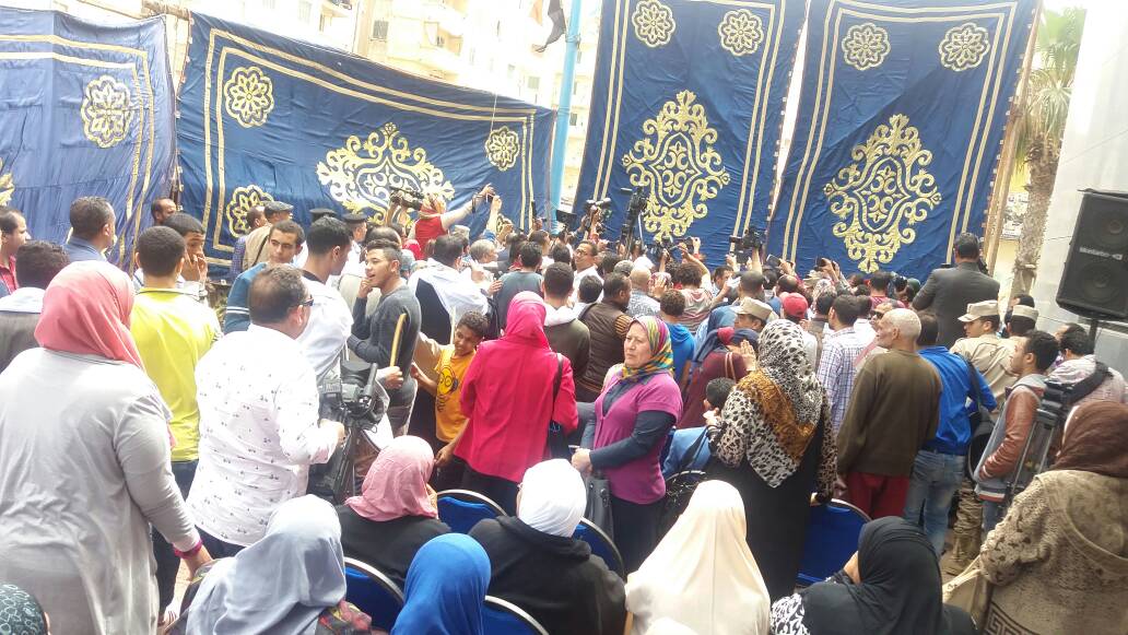 حضور كثيف من المواطنين لتسليم سيارة صندوق تحيا مصر