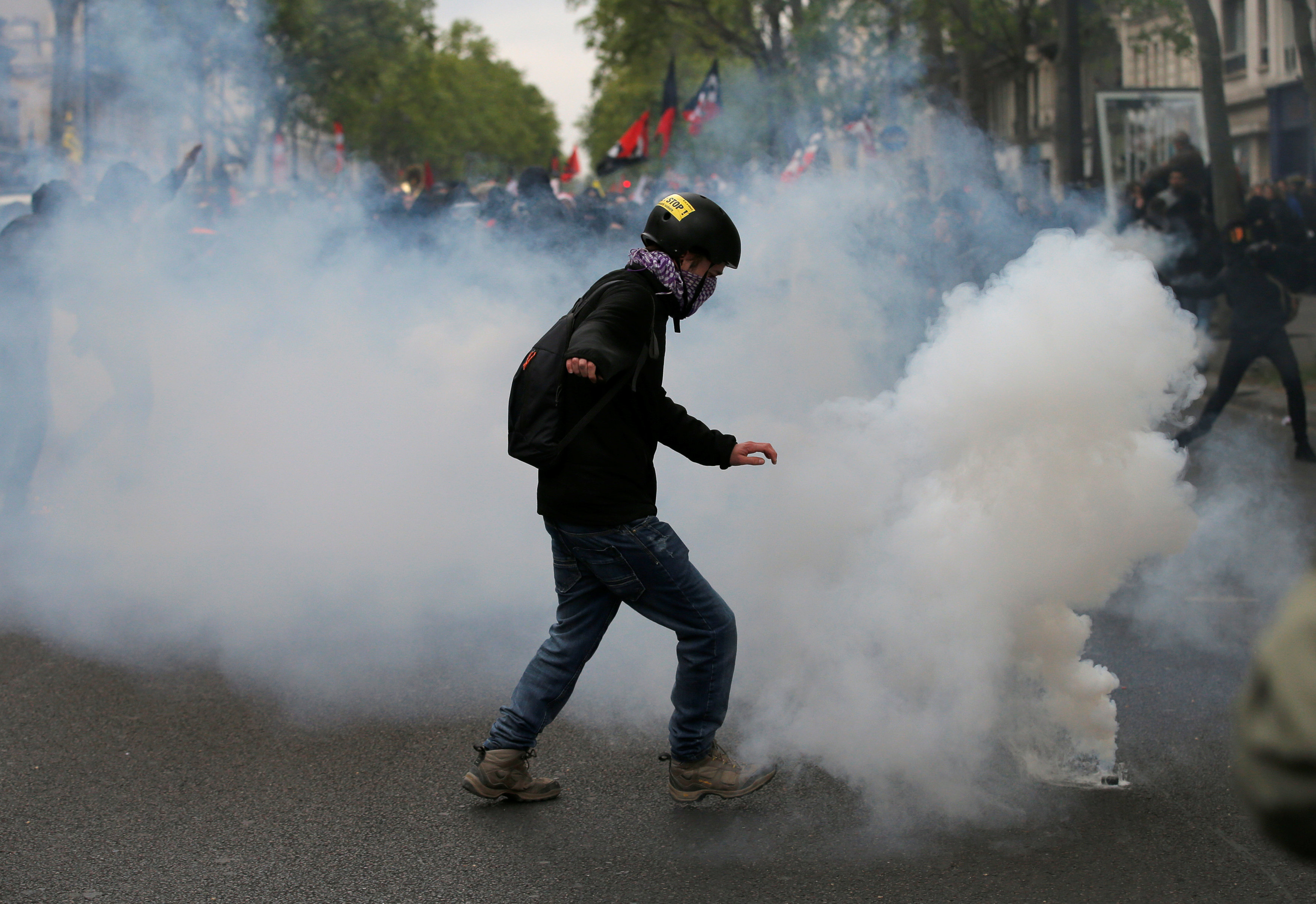 اطلاق الغاز المسيل للدموع على المتظاهرين