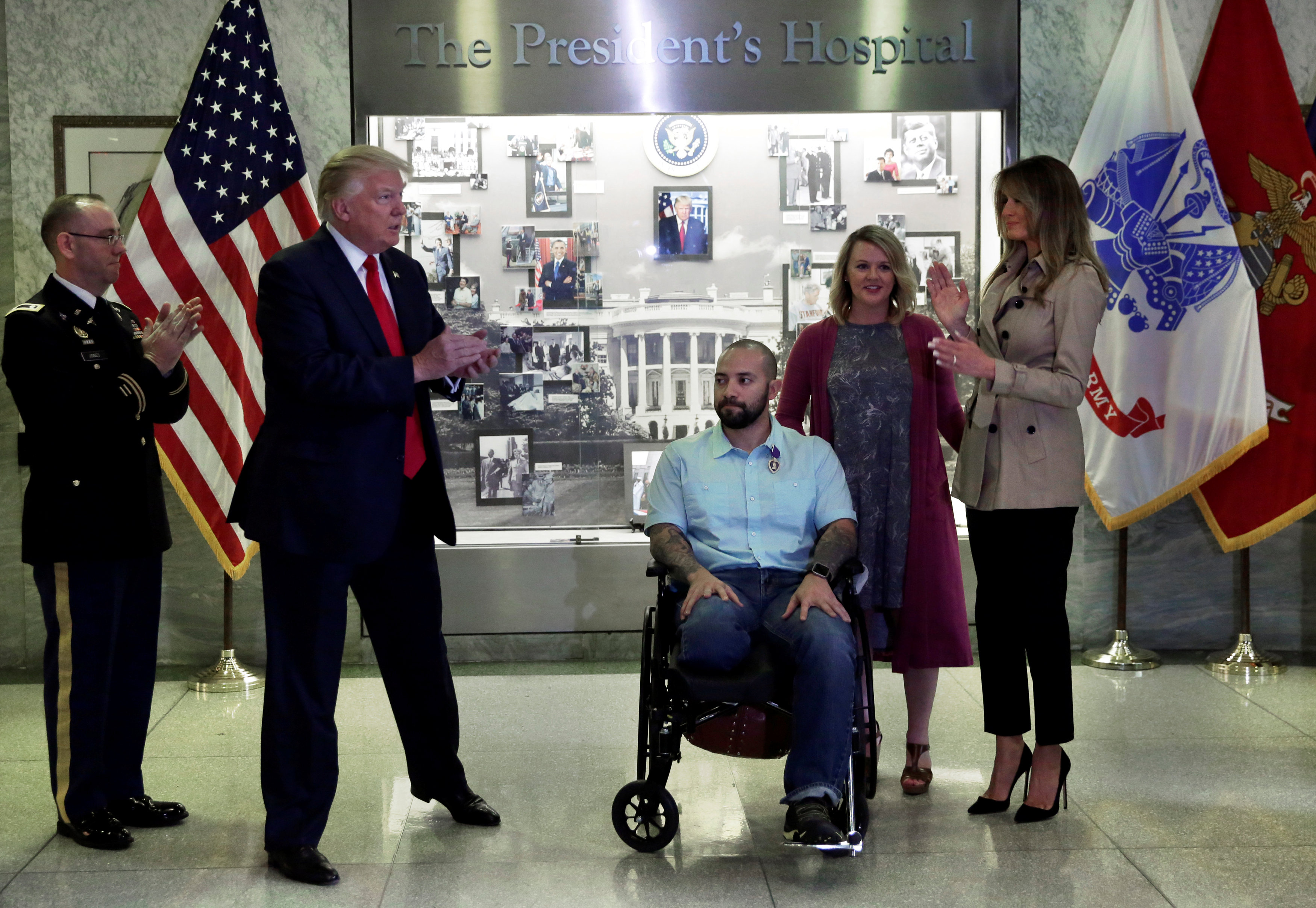 ترامب يزور جنودا أمريكيين مصابين فى مركز والتر ريد الطبى