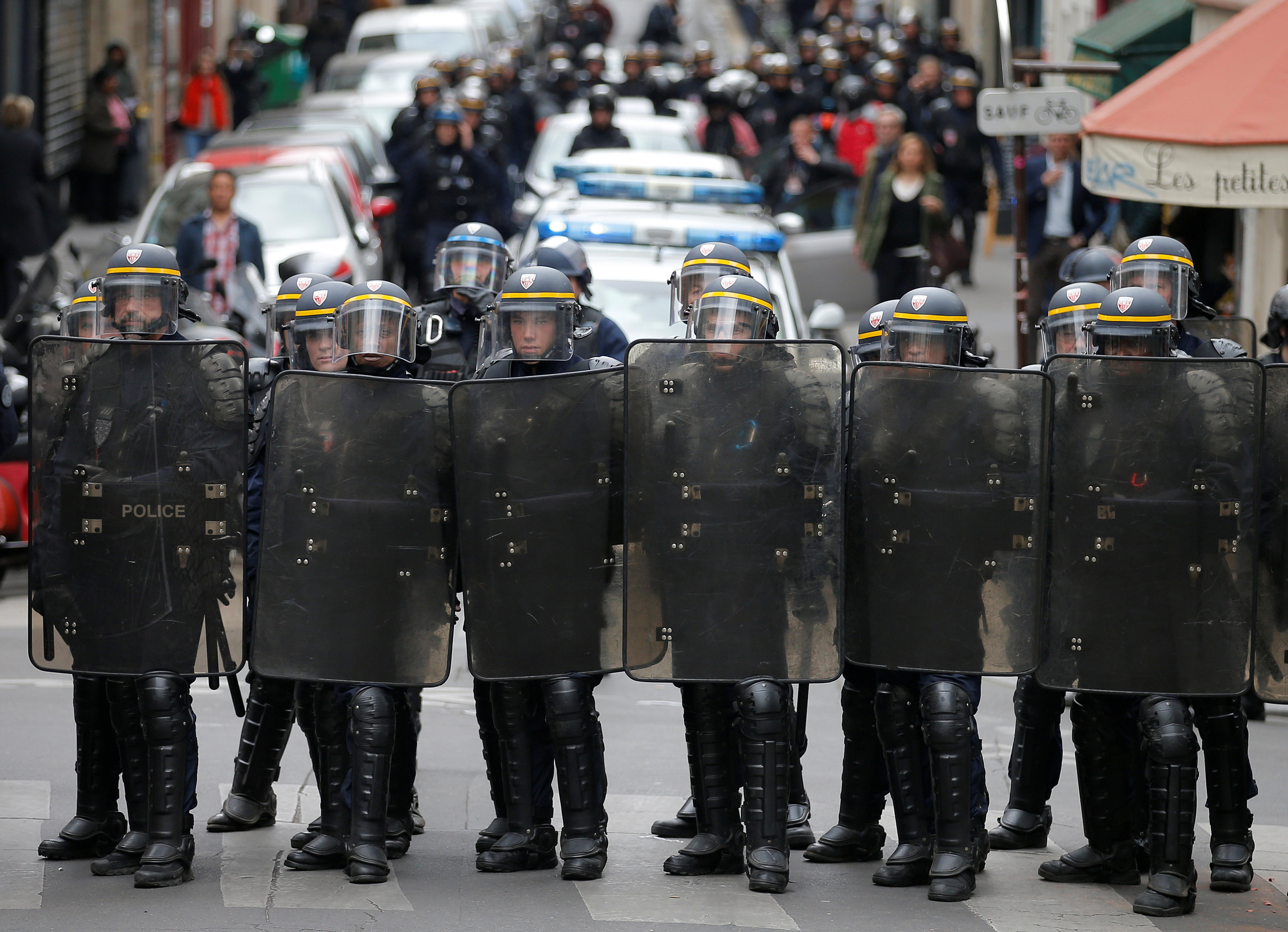 الشرطة الفرنسية تواجه محتجين فى باريس