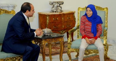 الرئيس عبد الفتاح السيسى مع منى السيد الشهيرة بفتاة جر العربة الرئيس عبد الفتاح السيسى مع منى السيد الشهيرة بفتاة جر العربة