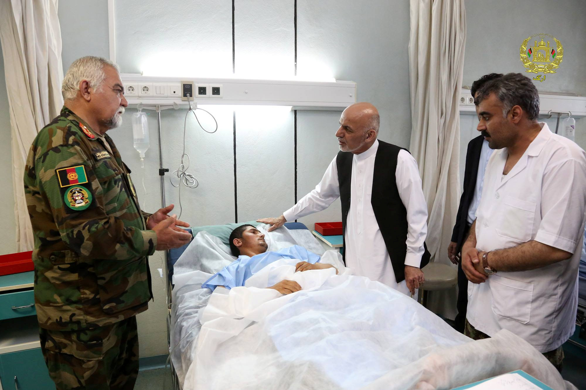 الرئيس الأفغاني يزور المصابين