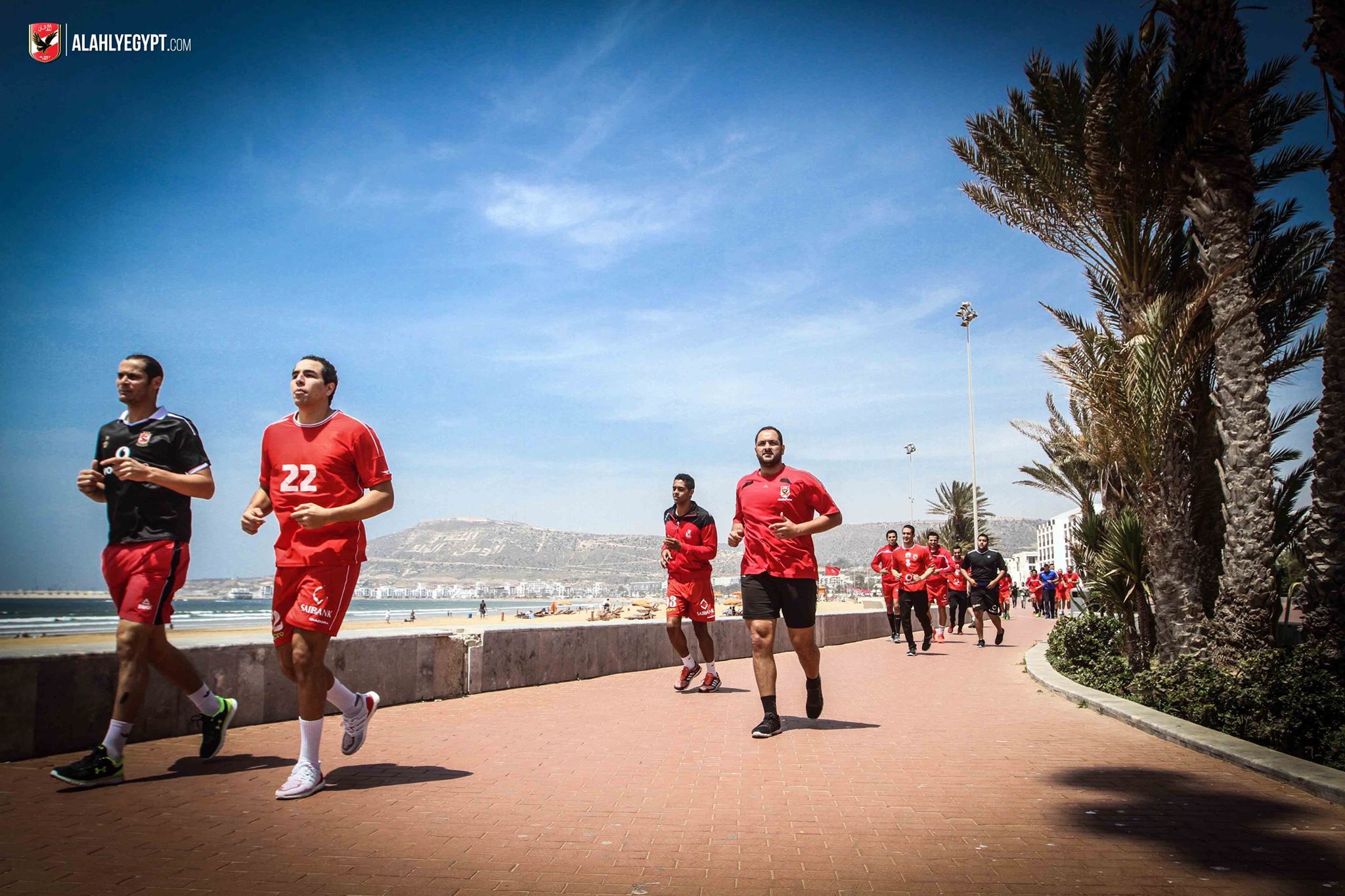 جانب من جرى لاعبو يد  الاهلى على شواطىء المغرب