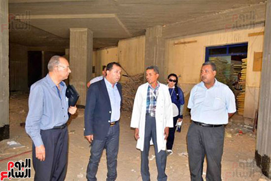  وكيل الصحة خلال تفقده أعمال تطوير مستشفى أرمنت لافتتاحها أكتوبر المقبل