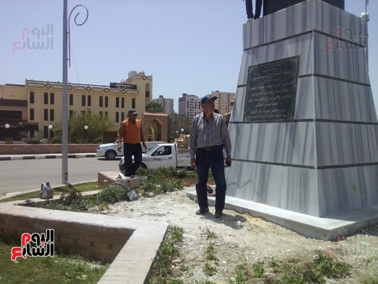 سيد عبده مصمم التمثال وهشام فتحي نائب رئيس المدينة اثناء تركيب التمثال